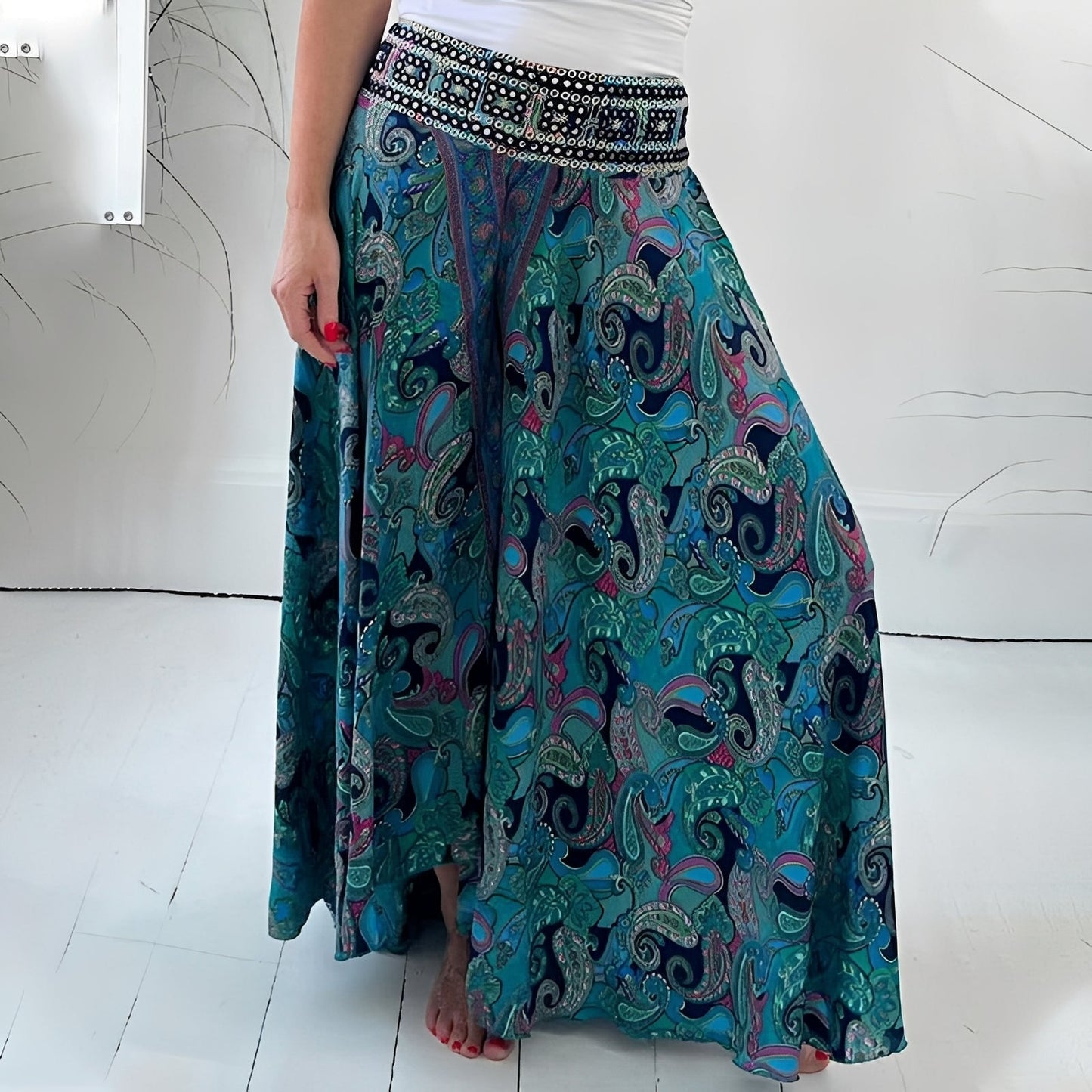 Jasmin - Eleganter Damenrock mit Ethno-Design