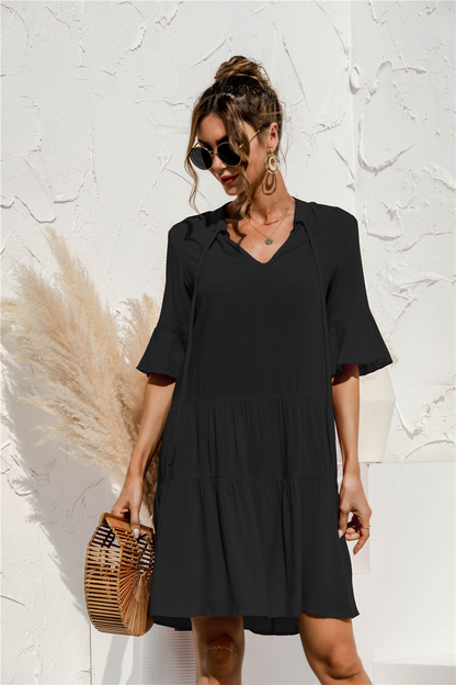 Nila – Kurzes Sommerkleid mit Taillenschlitz